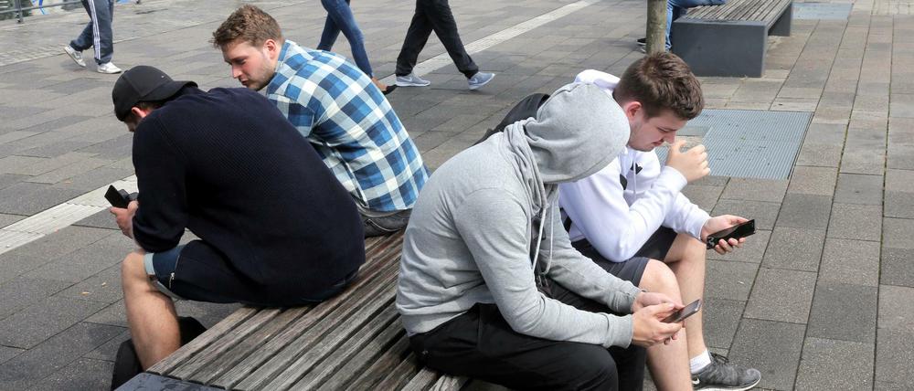 Jugendliche daddeln mit ihren Smartphones rum.