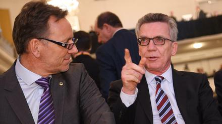 Holger Münch (l), Präsident des Bundeskriminalamtes (BKA), und Bundesinnenminister Thomas de Maizière (CDU).