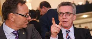 Holger Münch (l), Präsident des Bundeskriminalamtes (BKA), und Bundesinnenminister Thomas de Maizière (CDU). 