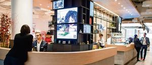 Das "Quartier Zukunft" der Deutschen Bank in Berlin setzt auf Menschen am Empfang und digitales Bezahlen. 