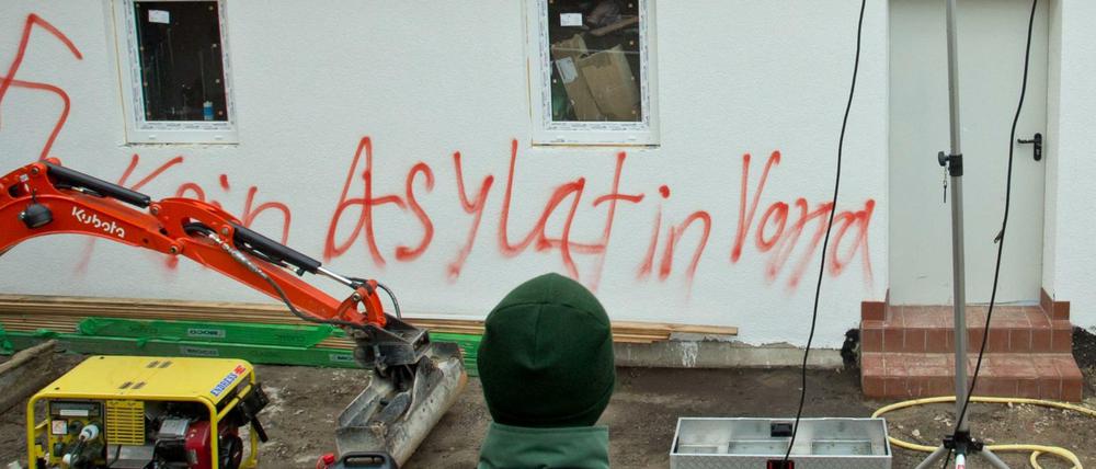 Fremdenfeindliche Parolen an einer geplanten Flüchtlingsunterkunft in der Nähe von Nürnberg. 