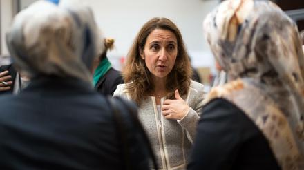 Aydan Özoguz (SPD), Staatsministerin für Integration, im Gespräch mit Muslimen. Nach ihrer Kritik an den Salafisten-Razzien musste sie politische Prügel einstecken.
