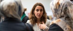 Aydan Özoguz (SPD), Staatsministerin für Integration, im Gespräch mit Muslimen. Nach ihrer Kritik an den Salafisten-Razzien musste sie politische Prügel einstecken.