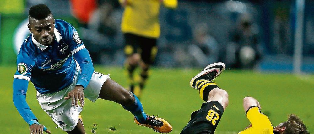 Hertha, hier Salomon Kalou (l.) gegen den Dortmunder Lukasz Piszczek, trifft im Achtelfinale auf Borussia Dortmund. Die ARD überträgt das Spiel. 