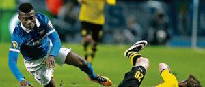 Hertha, hier Salomon Kalou (l.) gegen den Dortmunder Lukasz Piszczek, trifft im Achtelfinale auf Borussia Dortmund. Die ARD überträgt das Spiel. 
