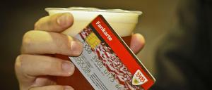 Die Bezahlkarte ist in vielen Bundesliga-Stadien mittlerweile Standard.