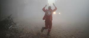 Helfer vom Syrischen Roten Halbmond suchen in dem von Rebellen kontrollierten Ort Douma nach Opfern eines Luftangriffs.