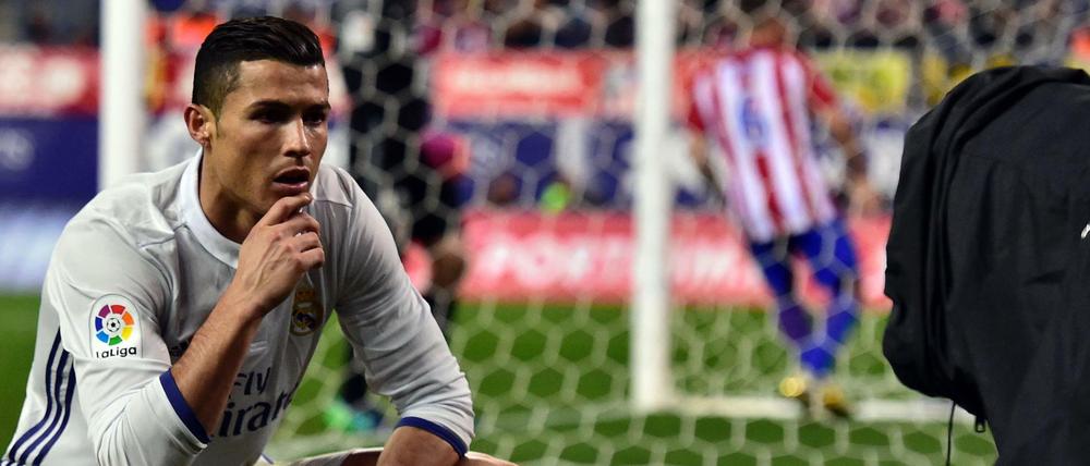 Nachdenkliche Pose: Cristiano Ronaldo nach einem seiner drei Treffer während des Spiels gegen Atletico Madrid.