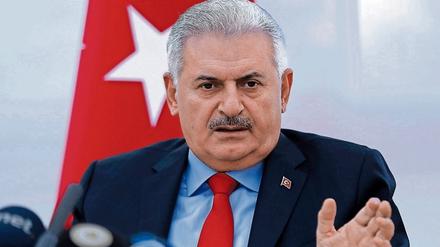 Ministerpräsident Binali Yildirim sagt, mit der einmaligen Amnestie sollten die Familien aus der Not befreit werden, indem die Väter aus dem Gefängnis entlassen und die Frauen amtlich geheiratet werden.
