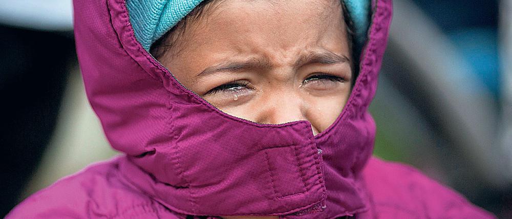 Ein Flüchtlingskind weint auf dem Gelände des Landesamtes für Gesundheit und Soziales (LaGeSo) in Berlin. 