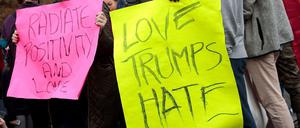 New Yorker Studenten betrauern den Wahlsieg von Donald Trump mit Plakaten, die für gutes Miteinander werben. 