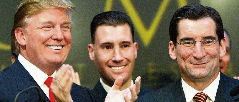 Der neu gewählte US-Präsident Donald Trump (li), hier 2005 an der Wall Street, versetzt die Börsen derzeit in Jubelstimmung. Doch wie lange hält die Euphorie an?