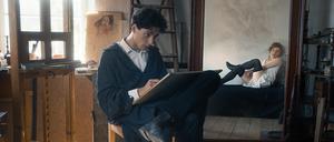 Perfekter Schwiegersohn? Noah Saavedra als Egon Schiele, im Spiegel Valerie Pachner als Wally Neuziel.