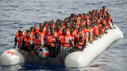 Einsatz der 13. Crew der Sea Watch-2 am 27. Oktober 2016 im Mittelmeer. Am morgen wurde ein Schlauchboot mit ca. 130 Menschen an Bord gemeldet. Alle Menschen konnten unversehrt geborgen werden.