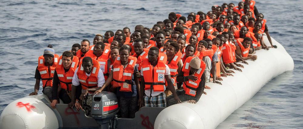 Einsatz der 13. Crew der Sea Watch-2 am 27. Oktober 2016 im Mittelmeer. Am morgen wurde ein Schlauchboot mit ca. 130 Menschen an Bord gemeldet. Alle Menschen konnten unversehrt geborgen werden.