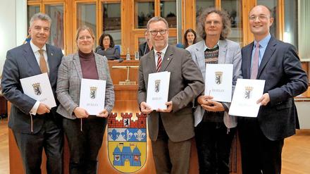 Das neue Bezirksamt. Carsten Engelmann, Heike Schmitt-Schmelz, Reinhard Naumann, Oliver Schruoffeneger und Arne Herz (v.l.n.r.)
