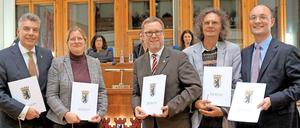 Das neue Bezirksamt. Carsten Engelmann, Heike Schmitt-Schmelz, Reinhard Naumann, Oliver Schruoffeneger und Arne Herz (v.l.n.r.)