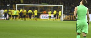 Die Feier der Anderen. Manuel Neuer schaut sich Sieger an.