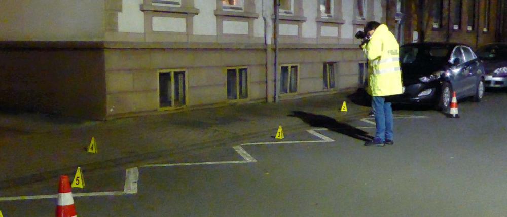 In Hameln hat ein Mann seine Frau mit einem Seil an seinem Auto durch die Stadt gezogen.