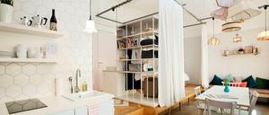 Servus in a new kind of hotel. "Die Lampenschirmmacherin" am Karmelitermarkt, dem einstigen jüdischen Viertel im 2. Bezirk.