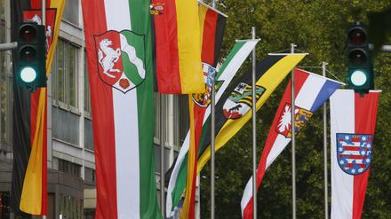 Die Fahnen verschiedener Bundesländer.