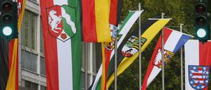 Die Fahnen verschiedener Bundesländer.