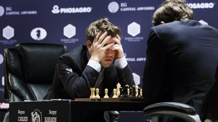 Sieht nicht gut aus. Magnus Carlsen (links) im achten Spiel.