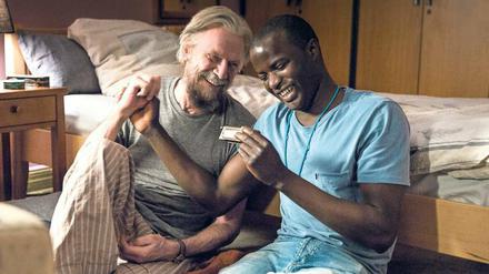 Zu zweit ist man weniger allein. Flüchtling Nama (Nama Traore, rechts) übernachtet bei Willi (Jesper Christensen) im Seniorenheim.