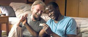 Zu zweit ist man weniger allein. Flüchtling Nama (Nama Traore, rechts) übernachtet bei Willi (Jesper Christensen) im Seniorenheim.