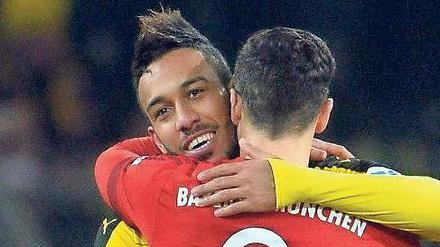 Torjäger unter sich. Aubameyang (links) und Bayerns Lewandowski. Foto: dpa/Thissen