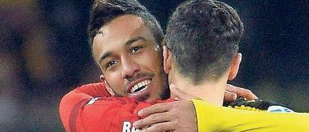 Torjäger unter sich. Aubameyang (links) und Bayerns Lewandowski. Foto: dpa/Thissen