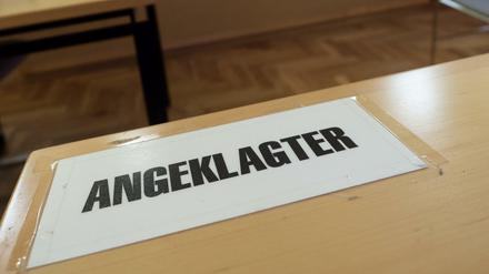 Der Sitzplatz des Angeklagten in einem Gerichtssaal des Amtsgerichtes in Wunsiedel (Bayern).