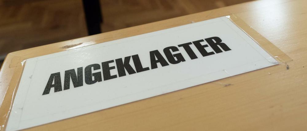 Der Sitzplatz des Angeklagten in einem Gerichtssaal des Amtsgerichtes in Wunsiedel (Bayern).