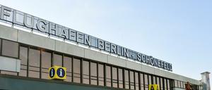 Am Flughafen Schönefeld sorgt ein geplatzter Reifen für Chaos.