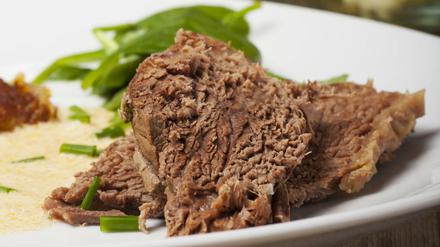 Das Fleisch erst auskühlen lassen, dann schneiden. Und zwar schräg, gegen die Faser.