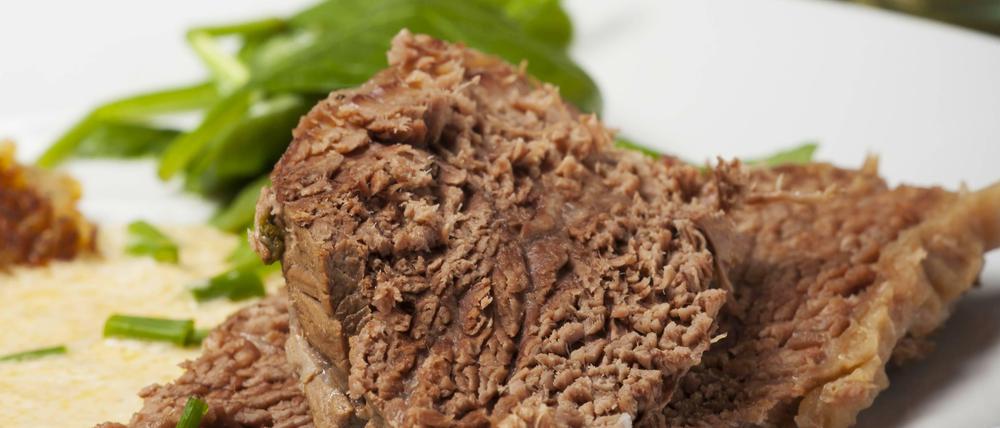 Das Fleisch erst auskühlen lassen, dann schneiden. Und zwar schräg, gegen die Faser.