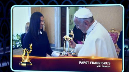 Papst Franziskus, auf einer Videoleinwand zugeschaltet, erhält den Bambi in der Kategorie «Millenium».