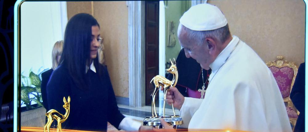 Papst Franziskus, auf einer Videoleinwand zugeschaltet, erhält den Bambi in der Kategorie «Millenium».