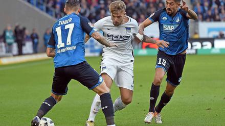 Verstärkung mit Anlaufschwierigkeiten. Alexander Esswein (Mitte) hat noch nicht beweisen können, dass er Herthas Offensive wirklich beleben kann.