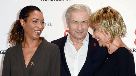 Annabelle Mandeng (l-r), Klaus Wowereit (SPD) und Judy Winter bei "Künstler gegen Aids-Gala 2016".