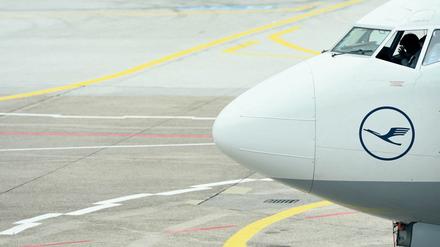 Eine Maschine der Lufthansa am Flughafen von Frankfurt am Main. Weil Lufthansa nicht auf eine Billigflug-Sparte außerhalb der bestehenden Tarifverträge verzichten will, hat die Vereinigung Cockpit (VC) zum mittlerweile 13. Streik in dem Tarifkonflikt aufgerufen. 