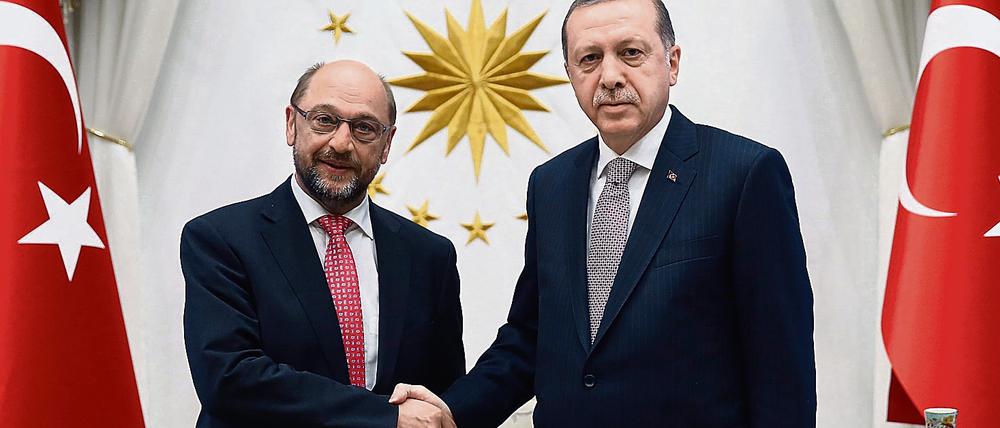 Martin Schulz, hier bei einem Besuch in der Türkei, will mit dem Land weiter über einen EU-Beitritt verhandeln.