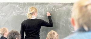 Was steht an? Eine Lehrerin schreibt einen Stundenplan. 