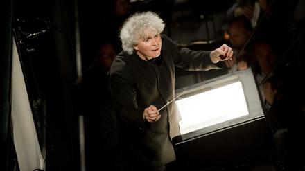 Sir Simon Rattle dirigiert die Berliner Philharmoniker in der Walt Disney Hall.