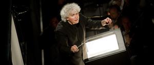 Sir Simon Rattle dirigiert die Berliner Philharmoniker in der Walt Disney Hall.