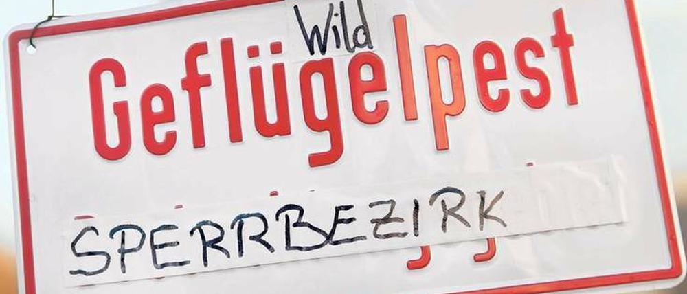 Skandal im Sperrbezirk. Wie hier in Friedrichshain warnen die Behörden seit dem Wochenende vor der Ausbreitung der Vogelgrippe.
