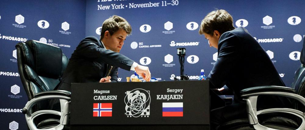Magnus Carlsen (l.) und Sergej Karjakin. 