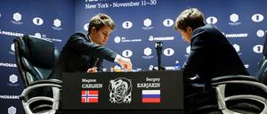 Magnus Carlsen (l.) und Sergej Karjakin. 