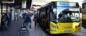 Der TXL-Bus am Flughafen: Meistens hat er Verspätung.
