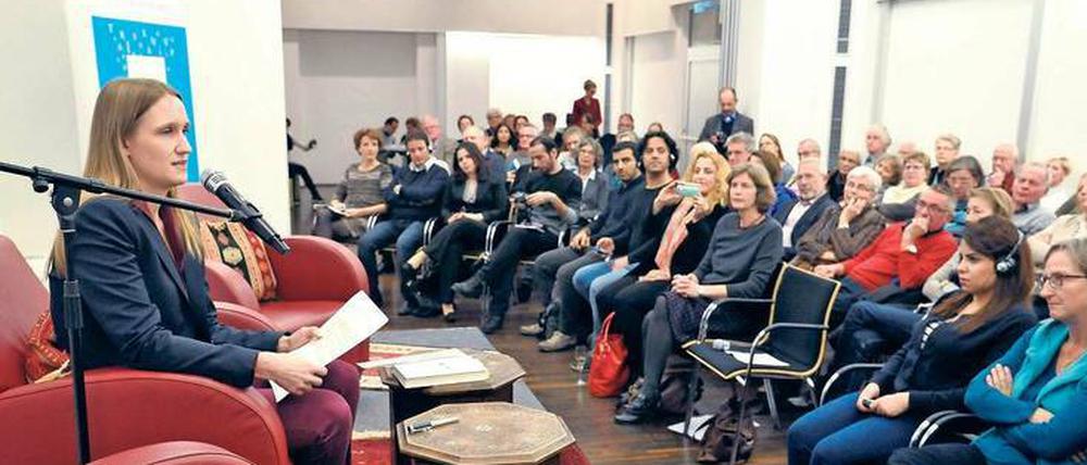 Die Journalistin und Politikwissenschaftlerin Kristin Helberg stellte in der neuen Salonreihe „Diwan“ des Tagesspiegels ihr Buch „Verzerrte Sichtweisen. Syrer bei uns“ vor.